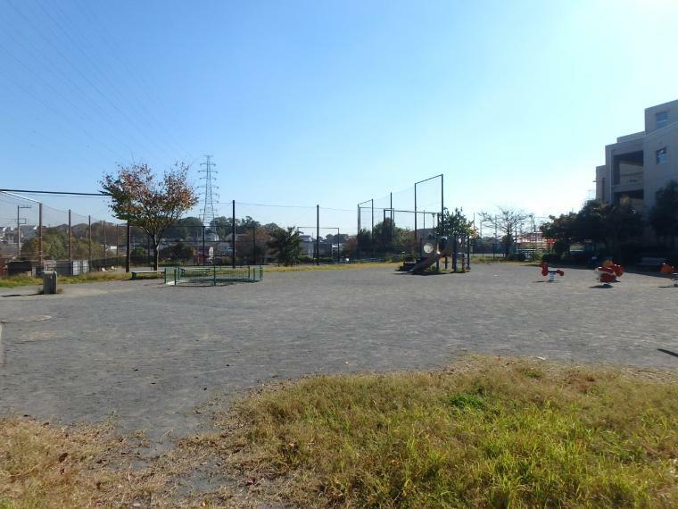 公園 戸塚公園（多目的広場や遊具のある広場とともに、雑木林とその尾根道を結ぶ散策路があります。）