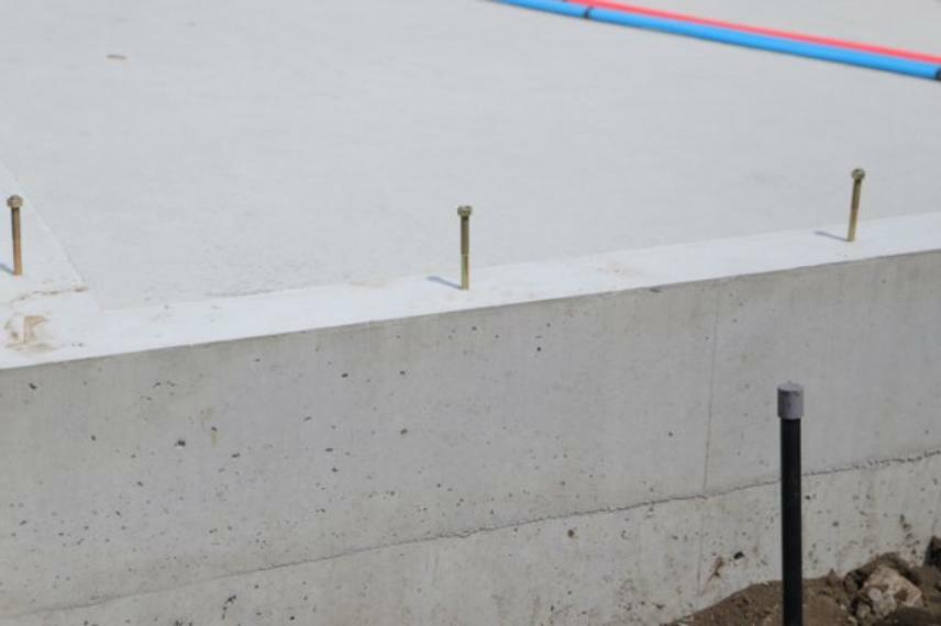 基礎パッキング工法とは、床下の換気確保のため基礎と土台の間に緩衝材を挟み込む工法です。土台の下に数十センチの間隔で設置されるため、全体的な隙間が生まれます。床下換気口に比べて高い通気性が確保されます。