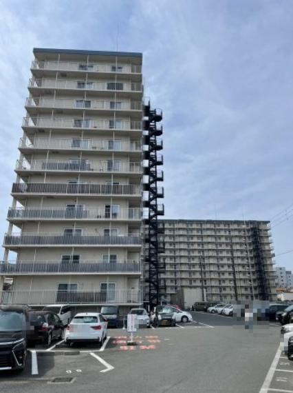 外観写真 SRC（鉄骨鉄筋コンクリート）造11階建てマンション。 建物の強度と剛性が高いため、建物の寿命が長く、メンテナンスも比較的容易です。 高い防火性能も魅力の一つで、安全で快適な暮らしを提供します。