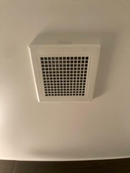 浴室換気扇は主に天井に設置してあります。 湿気を屋外に排出することでお風呂場の湿度を下げ、乾燥させる役割があります。 また、排水口から上がってくる嫌なニオイを屋外に排出するのも換気扇の重要な役割です。