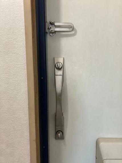 玄関ドア施錠設備。ドアガードはセキュリティと便利さを両立させます。 不審者の侵入を防ぎつつ、来訪者をスムーズに認識・案内できます。 一方で、シンプルな操作性も魅力で、使いやすさが際立ちます。
