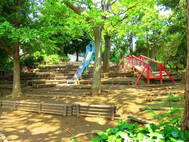 公園 北新宿公園は、中央に多目的広場があり、 高低差を利用して作られた遊具が人気です。