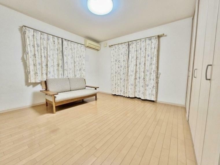 寝室 こちらのお部屋は収納も広々としており、通風も良好。きれいな形の間取りなので、実際にはより広く感じられると思います。