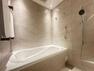 浴室 美しい浴槽と重厚感溢れる色合いのバスルーム。身体と心をより良く整えます。