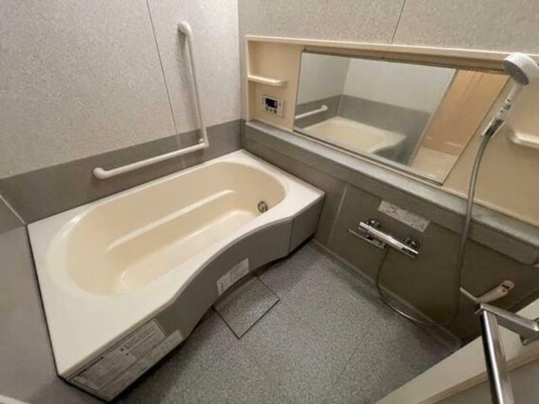 浴室 バスタイムを快適に過ごせるゆったりサイズのバスルーム。