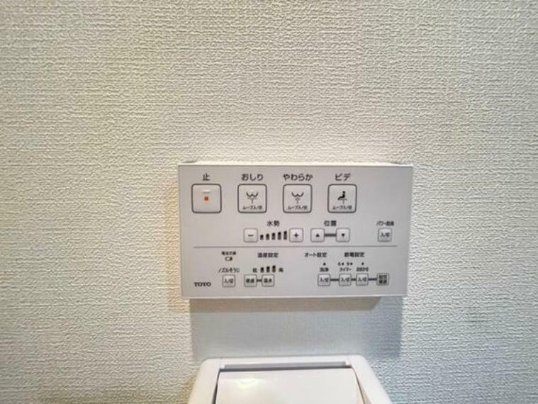 トイレのウォシュレットリモコン。充実の機能が備わっています。