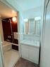 洗面化粧台 大きな三面鏡付きの洗面台です。たっぷりの収納を設けたシャワー付です