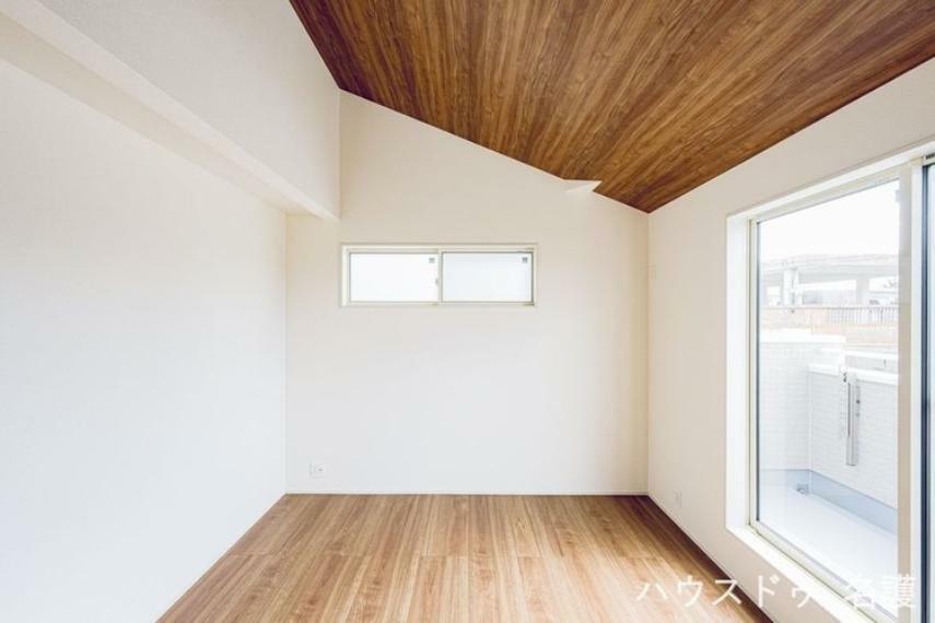 7.0帖洋室/空間の広がりが嬉しい勾配天井にはアクセントクロスを配し従来の建売住宅には少ない個性的な空間を演出