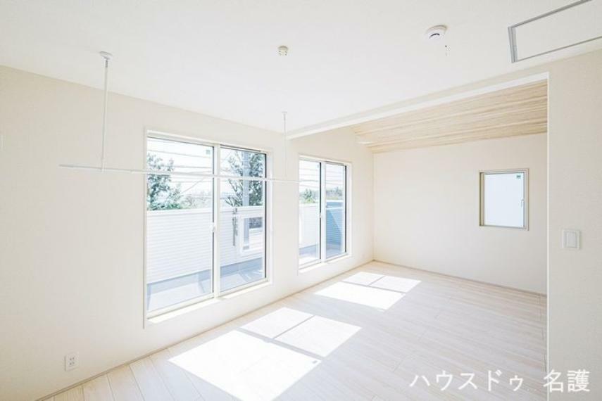 白色の壁と光が差し込む大きな窓は空間をスッキリと軽やかな印象にしてくれます。