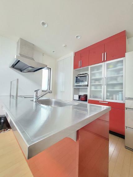 キッチンは造り付け食器棚とパントリーもあり、すっきりと片付きます。