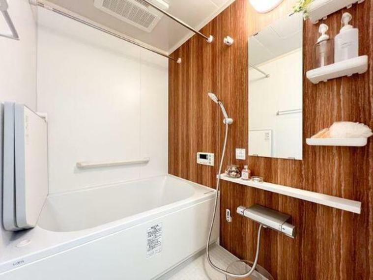 浴室 一日の疲れをリフレッシュする場所は、シンプル設計で飽きのこないデザインです。