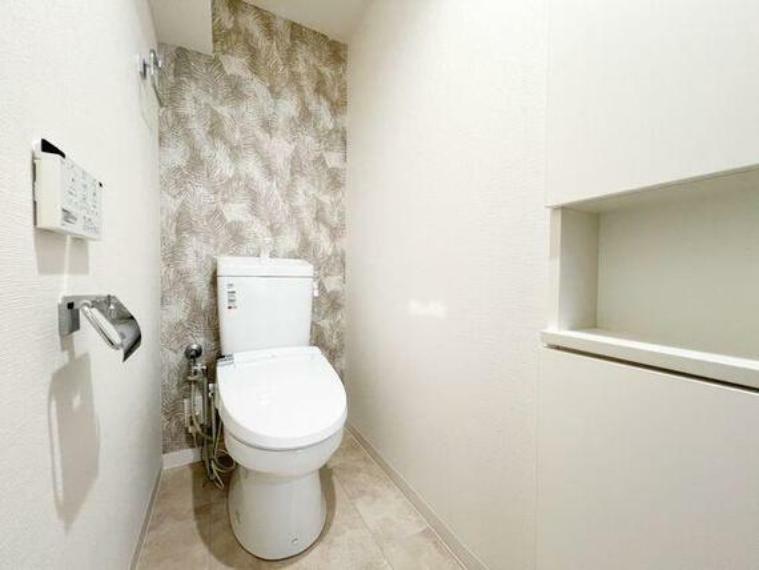 トイレ トイレは壁紙の色の変化を付けることでオシャレな空間に。