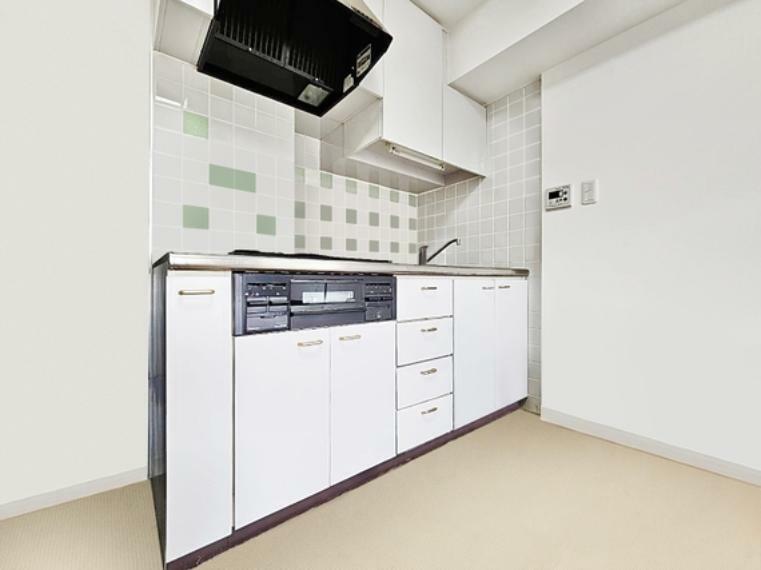 キッチン スマートな意匠と充実の機能を備えたキッチンが、暮らしにおいしい彩りを添えます。*CG加工による家具の取消をおこなっております。