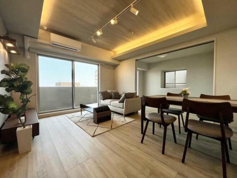 居間・リビング LDKと隣接する洋室の引き戸を開放することで、広々とした空間としても利用可能です。