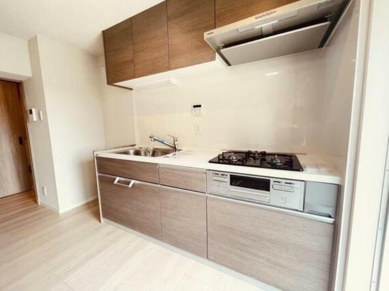 キッチン キッチンは作業がしやすい壁付けタイプです。吊戸棚やキッチン下部に収納が設けられています。