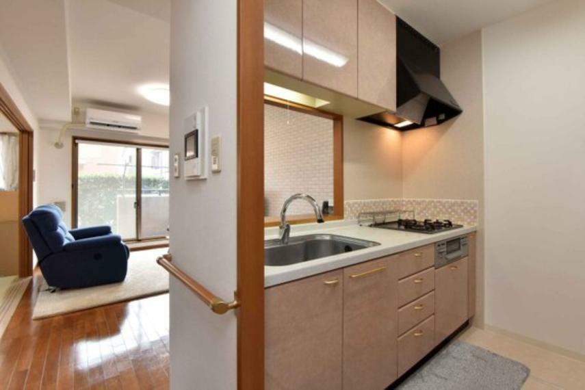 キッチン 上部吊戸棚をはじめ便利な収納が充実しており、調味料や調理器具がスッキリ片付きます。