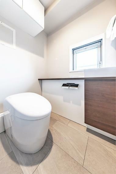 トイレ 小窓が設置され、換気・採光に配慮された空間には、様々な機能があるタンクレストイレでスッキリしてます。