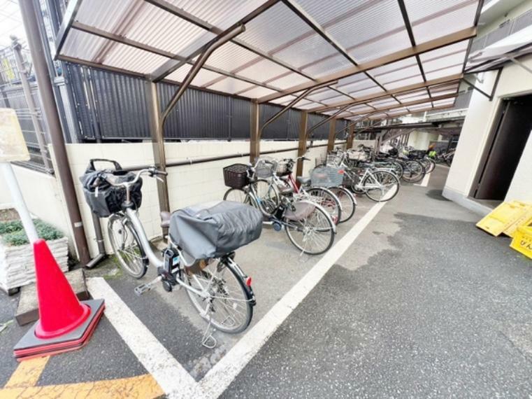 駐輪場 屋根付きの駐輪場がございますので、雨風から大切な自転車を守れるので雨ざらしにするよりも劣化しにくいです。日常使いするものだから使いやすいのがポイントです。
