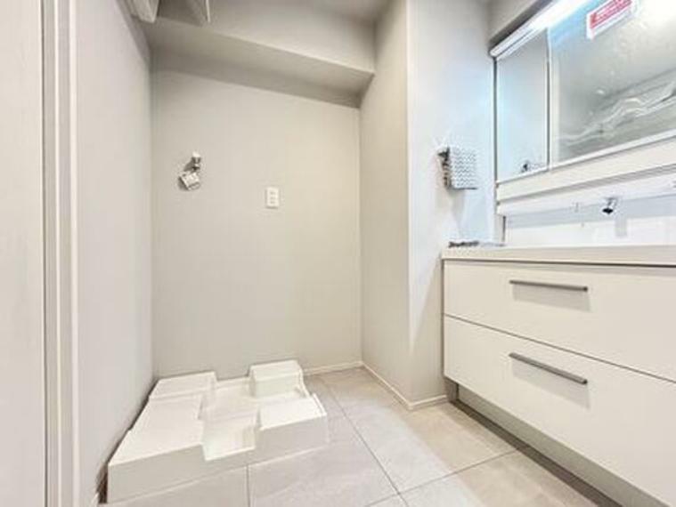 洗面化粧台 水周りはシンプルにホワイトで統一。清潔感と収納が付いて実用性も兼ね備えた造りです。
