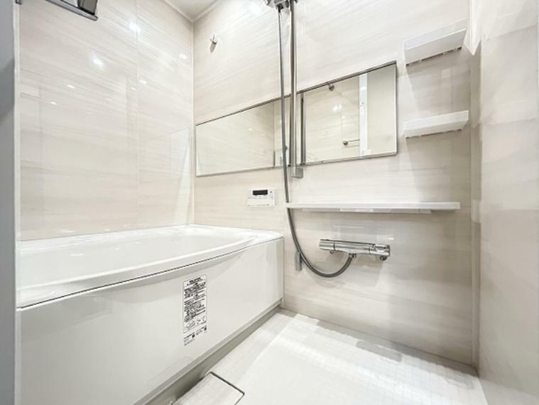 浴室 1日の疲れを癒すユニットバス。半身浴も楽しめるバスタブが心地よさをもたらします。