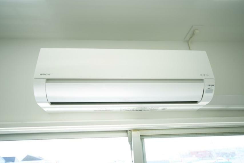 冷暖房・空調設備 リビングと、洋室にエアコンが2台新設されております。