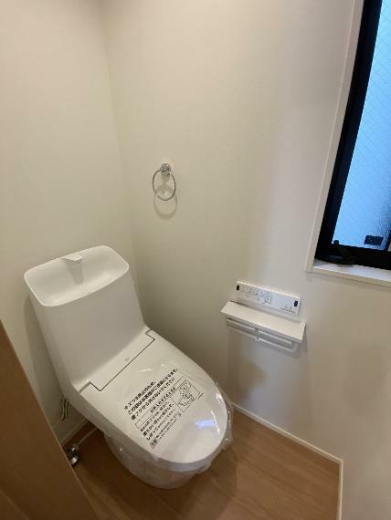 トイレ 【2号棟】全体を白でまとまっているシンプルでエレガントなトイレ空間です。アクセントにグリーンや、ポスターを飾って、スタイリッシュな印象にコーディネイトしても素敵ですね。