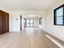 「住み心地の良いリビング空間」<BR/>家具の配置もスッキリ。<BR/>窓が多く明るく開放的。