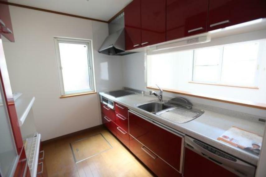 キッチンは、食洗器付き、IHmにグリルもついているタイプになります。吊戸棚の部分が広く、収納能力があります。