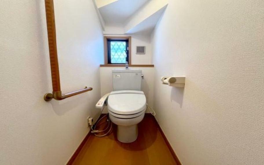 トイレ 《トイレ》　■窓のあるトイレは明るい空間で清潔感があります。