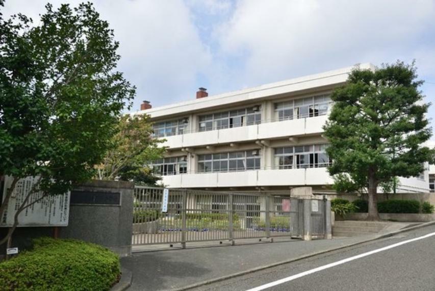 小学校 横浜市立新石川小学校 のびのびとした雰囲気です。最寄り駅がたまプラーザという事もあり周辺に住んでいる人達も雰囲気が良く、治安も良いと感じます。