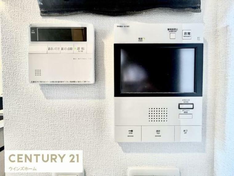 専用部・室内写真 来客時に便利なTVモニター付インターホン！お風呂の給湯器、リモコン類が一か所にまとめられています！