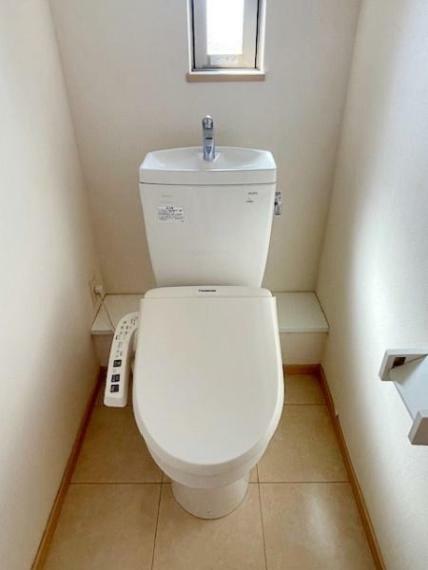 トイレ 1階トイレ　温水洗浄便座付きのトイレです