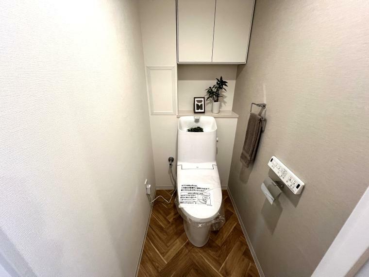 トイレ 温水洗浄便座付きトイレ。 清潔感のあるトイレ空間です。