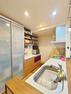 キッチン 後ろにも食器棚と冷蔵庫を置いても十分すぎるほど広い空間設計となっています。