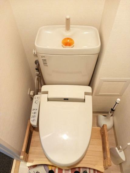 トイレには快適な温水洗浄便座付
