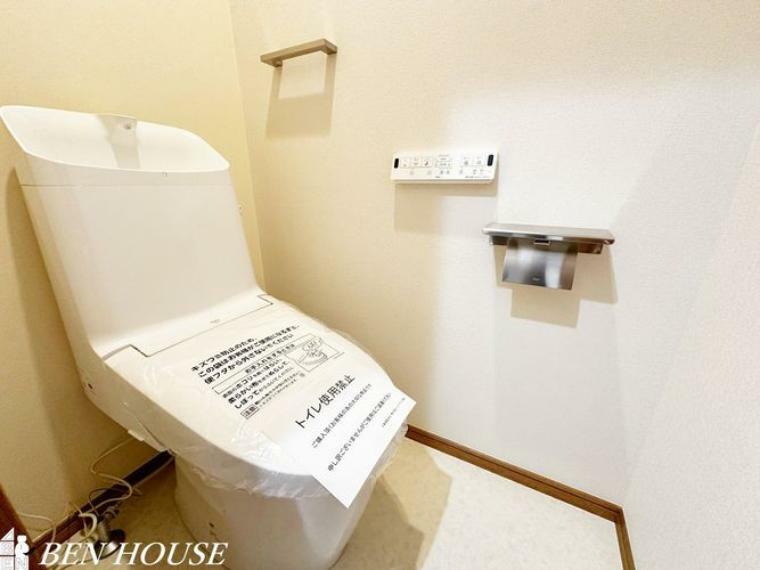 シャワートイレ・清潔感のある明るいトイレ空間。シャワー洗浄機能付き。リモコンは操作性の良い壁掛けタイプです。