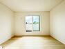 洋室 室内・白を基調とした明るいお部屋。へこみ傷や、すり傷に強いフローリング床材を使用しています。