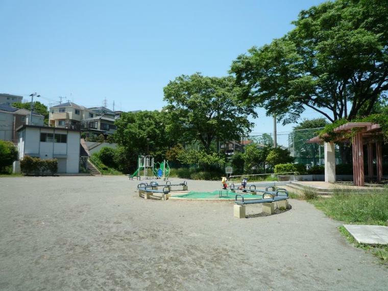 六ツ川公園（お子様が走り回れる広い広場のある明るい公園。休日には少年野球チームの元気な声も響きます。 ）（約800m）