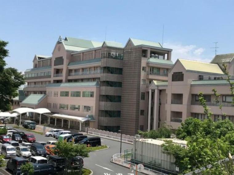地方独立行政法人神奈川県立病院機構神奈川県立こども医療センター（とても静かで広く、キッズスペースもあり、折り紙コーナー、図書室などがある。こどものための心強い病院。）（約1,900m）