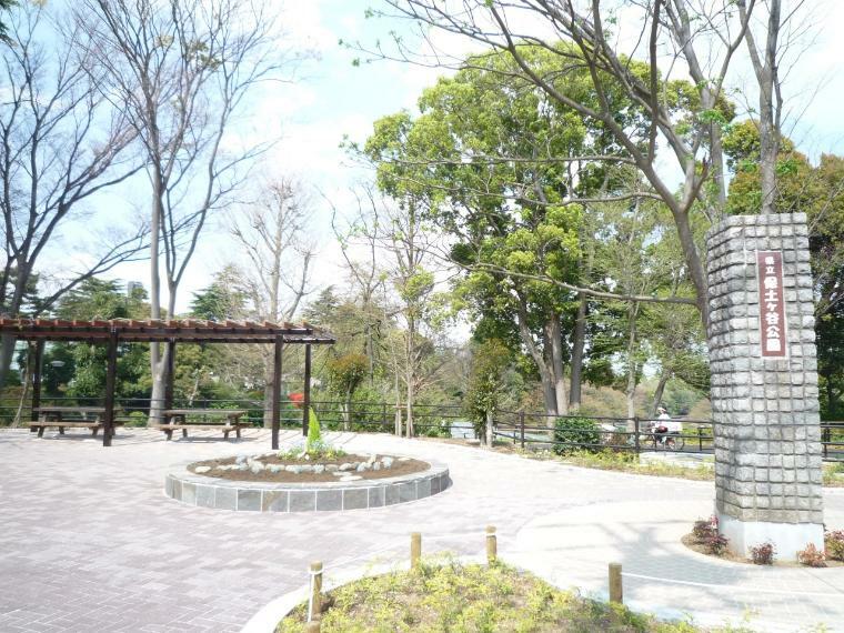 公園 県立保土ケ谷公園（スタンド付の野球場、サッカー場、ラグビー場、テニスコートなど運動施設が整っている公園。）