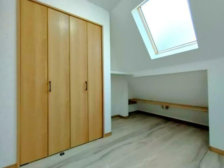 寝室 【3階洋室】6.15帖 全ての居室に収納と窓を備えており、過ごしやすい空間となっています。