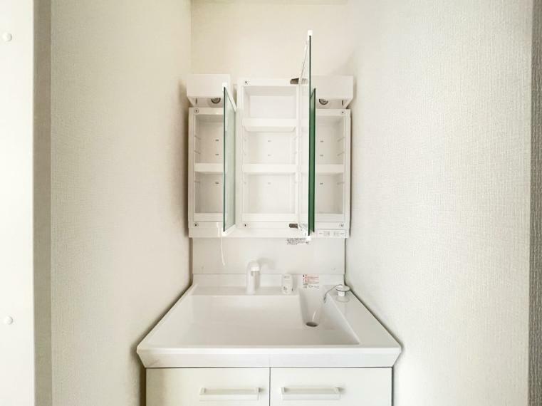 洗面化粧台 三面鏡の裏に、化粧品や衛生用品などを収納可能。洗面台をすっきりと保ちます！