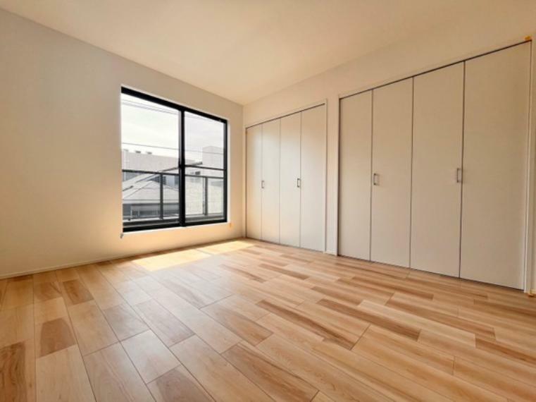 【2号棟3階洋室7.0帖】居室にはクローゼットを完備し、自由度の高い家具の配置が叶うシンプルな空間です。お子様の成長と共に必要になる子供部屋にぴったりの間取りですね。