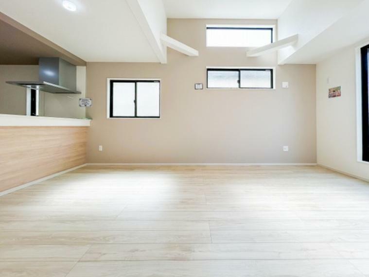 ダイニングキッチン 床に合わせた木目の天板が映えるキッチンカウンターです。