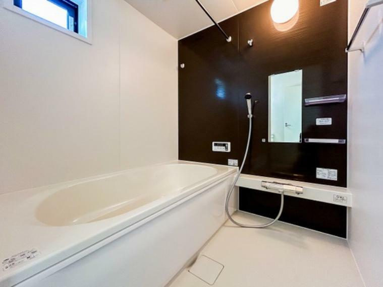 浴室 ブラウン系の壁が暖かな雰囲気と癒しの空間を醸し出します。浴槽内ベンチで半身浴が楽しめます。