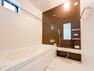 浴室 ブラウン系の壁が暖かな雰囲気と癒しの空間を醸し出します。浴槽内ベンチで半身浴が楽しめます。