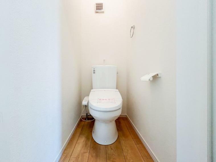 トイレ 木目の床が印象的なウォシュレット付きのトイレです。一階、二階に完備されてます。