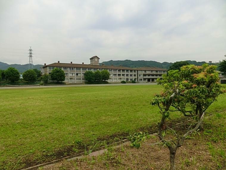 中学校 相模原市立中沢中学校　距離約350m