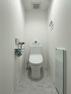 トイレ トイレも白で統一されており、清潔感溢れるデザインです。