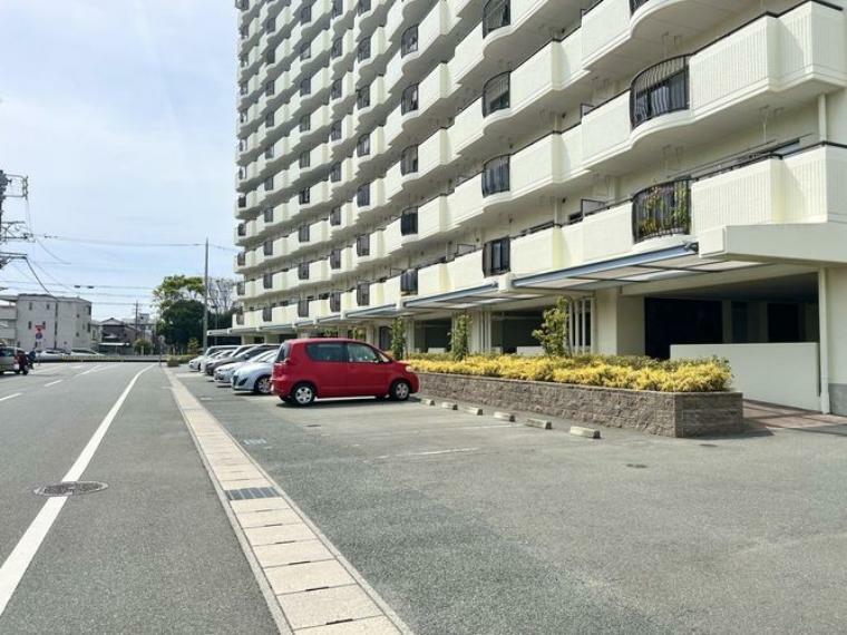 駐車場 前面道路は往来も少なく駐車もしやすい状態です。